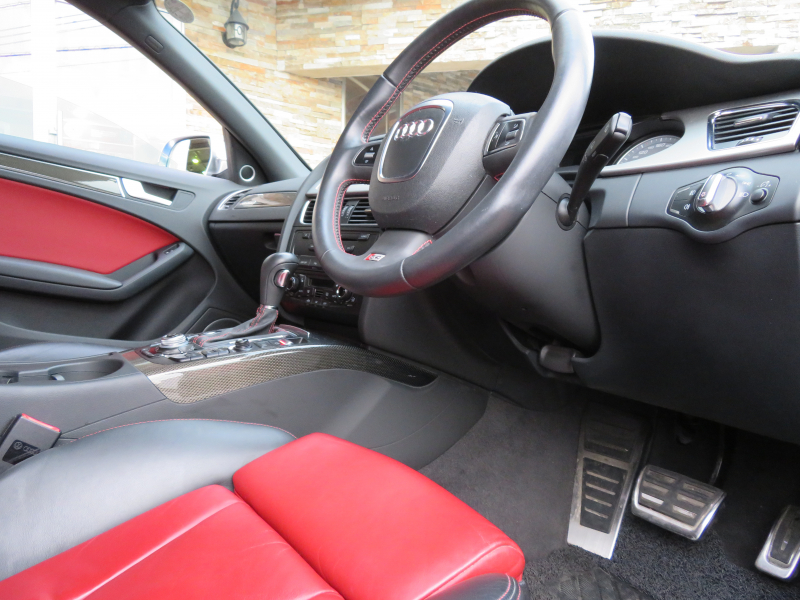 アウディ S4 3.0V6 4WD ｽｰﾊﾟｰﾁｬｰｼﾞｬｰ