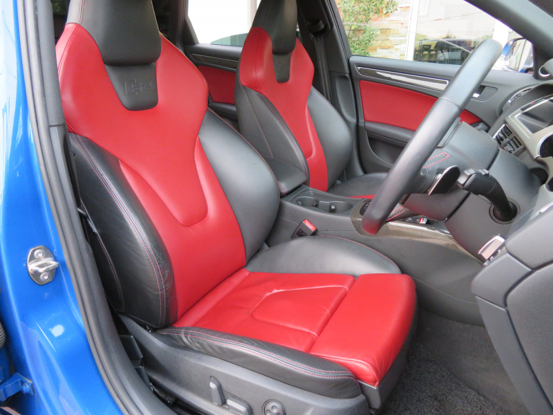 アウディ S4 3.0V6 4WD ｽｰﾊﾟｰﾁｬｰｼﾞｬｰ