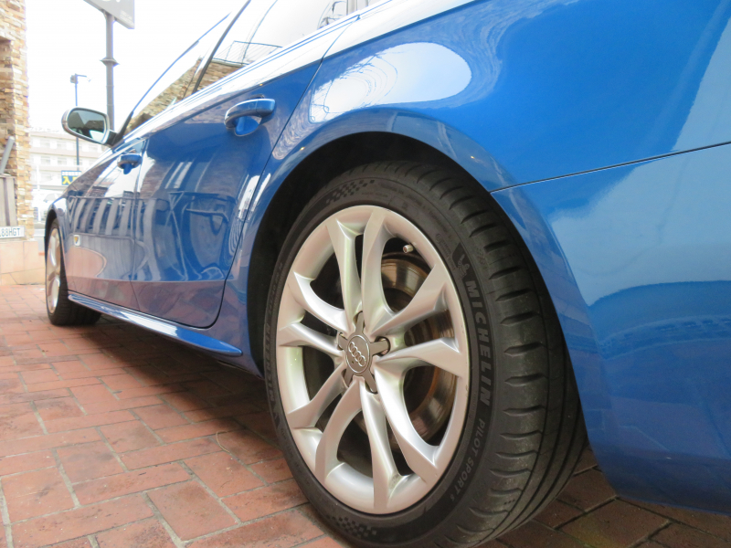 アウディ S4 3.0V6 4WD ｽｰﾊﾟｰﾁｬｰｼﾞｬｰ