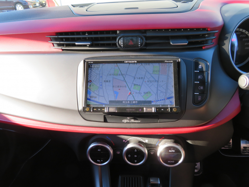 アルファロメオ&nbsp;ジュリエッタ&nbsp;クアドリフォリオ　ヴェルデ右AT