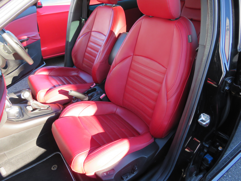 アルファロメオ&nbsp;ジュリエッタ&nbsp;クアドリフォリオ　ヴェルデ右AT