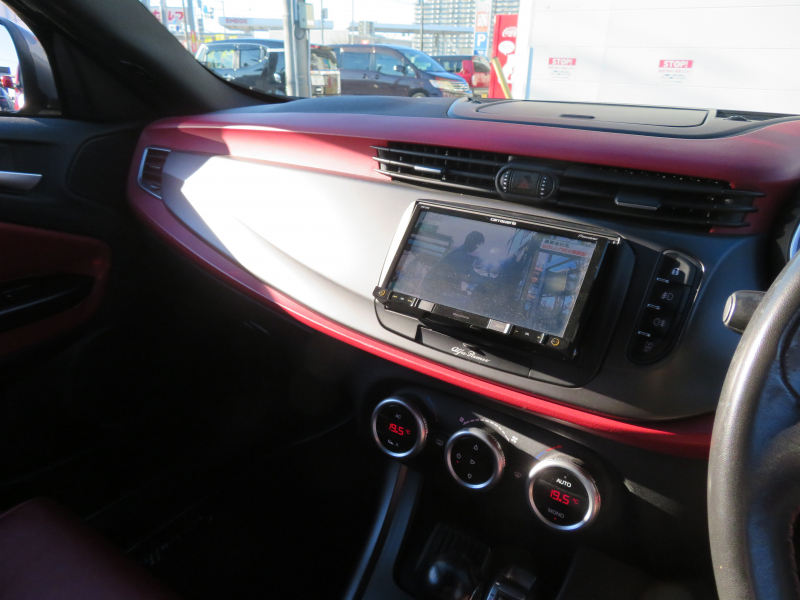 アルファロメオ&nbsp;ジュリエッタ&nbsp;クアドリフォリオ　ヴェルデ右AT