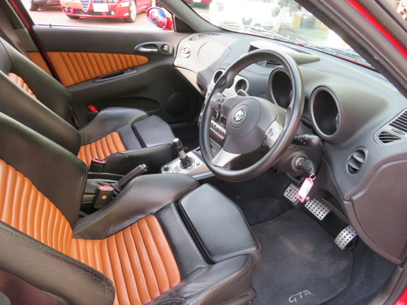 アルファロメオ&nbsp;156スポーツワゴン&nbsp;GTAセレスピード右AT