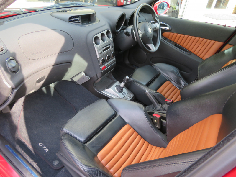 アルファロメオ&nbsp;156スポーツワゴン&nbsp;GTAセレスピード右AT