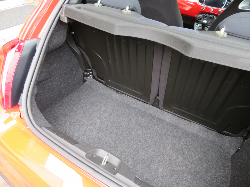 アバルト&nbsp;595&nbsp;ベースグレード