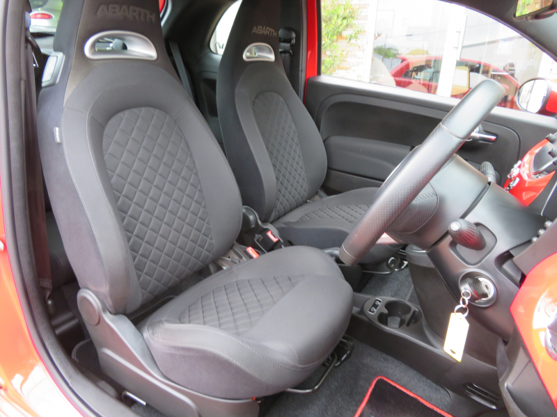 アバルト&nbsp;595&nbsp;ベースグレード